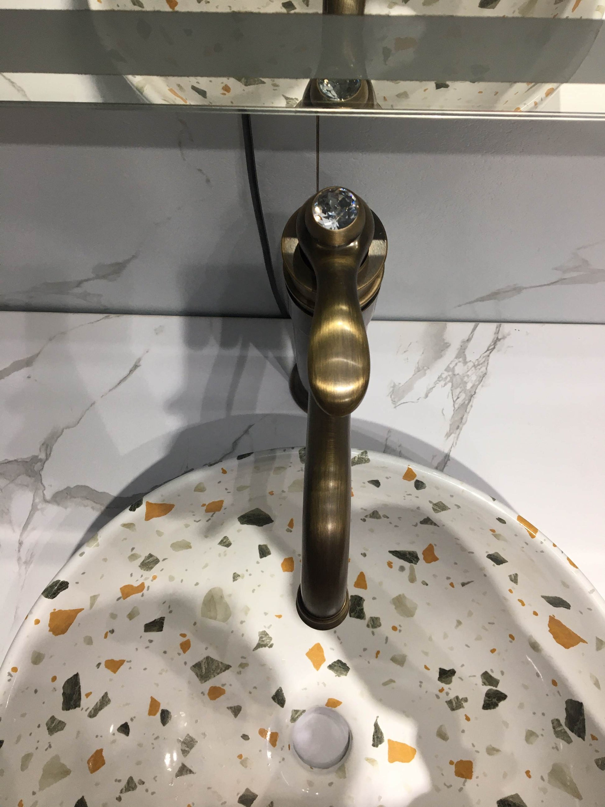 Brushed Single Handle Faucet: Curved faucet / Single handle faucet / Clear crystal cap detail / Brushed Brass