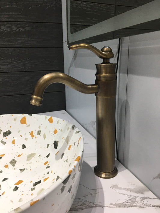 Brushed Single Handle Faucet:  Curved faucet / Single handle faucet / Clear crystal cap detail / Brushed Brass