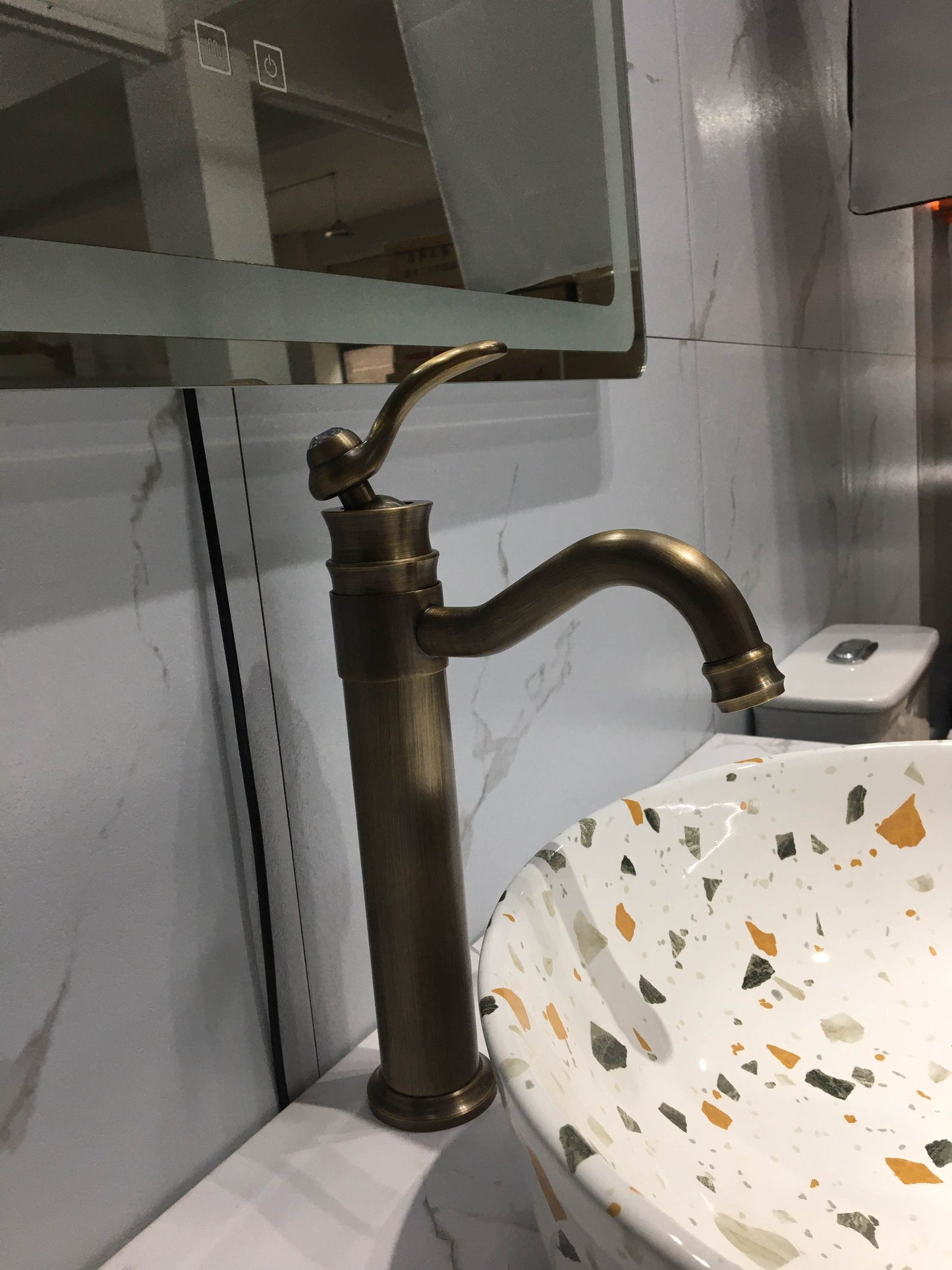 Brushed Single Handle Faucet: Curved faucet / Single handle faucet / Clear crystal cap detail / Brushed Brass